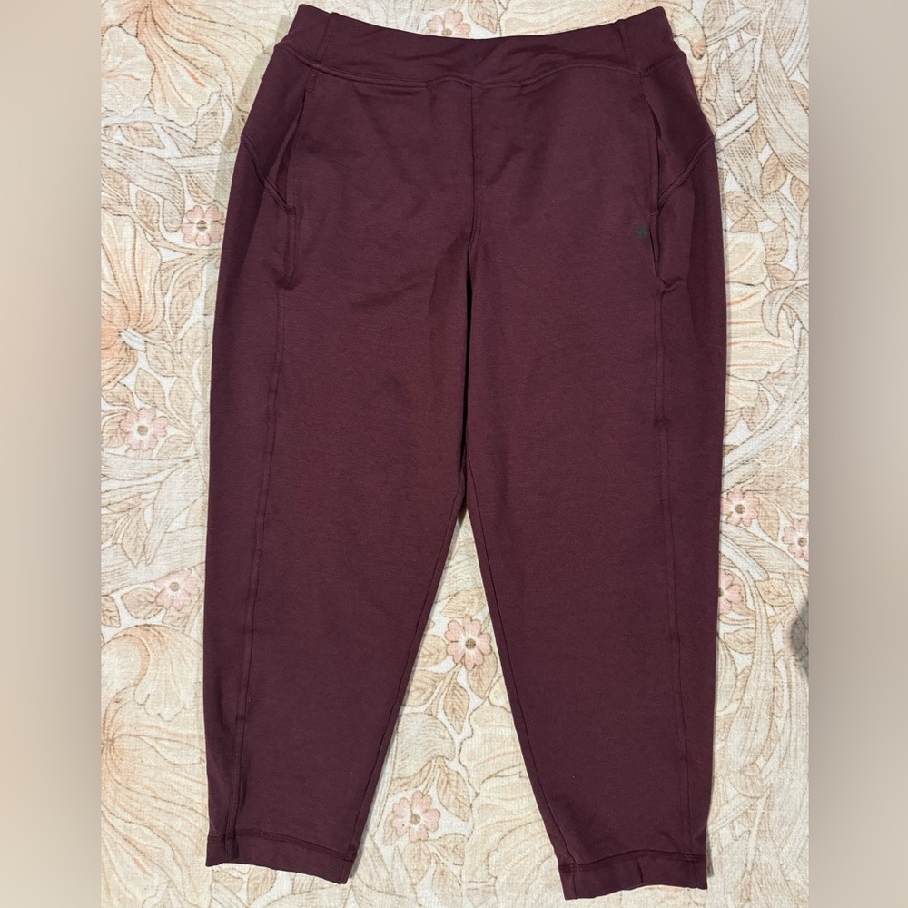 Sweaty Betty Fleece-Lined Crop/Short Jogger - Burgendy, M